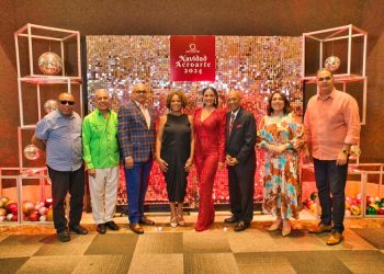 Foto principal. Wanda Sanchez junto a los ex presidentes de Acroarte