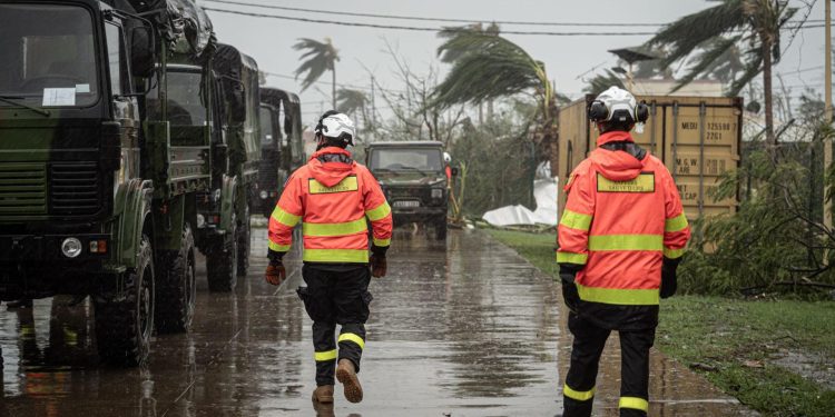 Francia dice que harán falta "días y días" para hacer un balance de víctimas en Mayotte