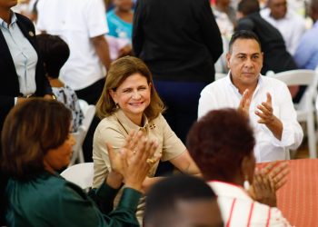 Raquel Peña, senador y funcionarias en Yamasá