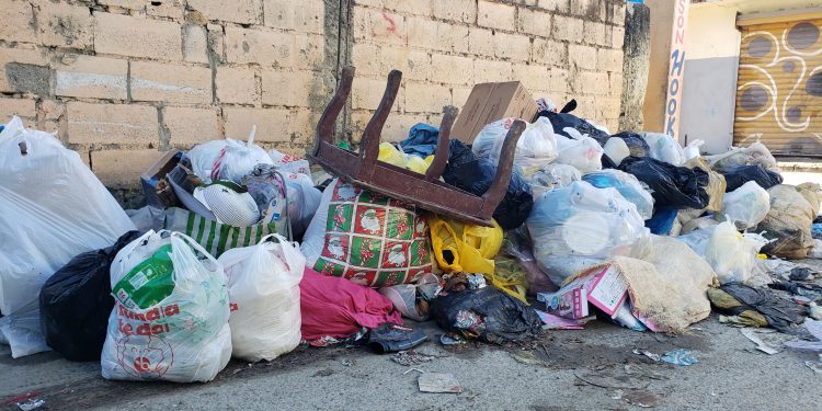 Basura invade a Cacino Adentro