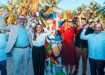 Carolina Mejia y representante de Alemania