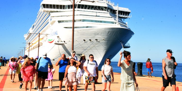 Cruceristas en Pedernales