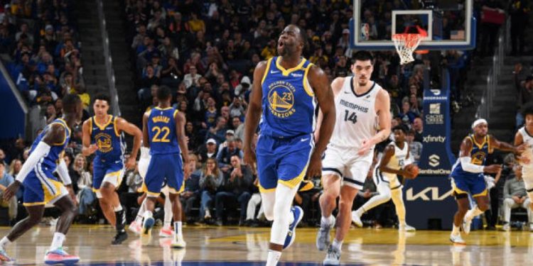 Draymon Green festeja luego de marcar un triple en el choque en que los Warriors se impusieron a los Grizzlies