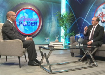 El periodista Federico Méndez, mientras entrevista a Juan González, politólogo y experto en Relaciones Internacionales