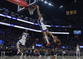 Kevin Carte donquea el balon