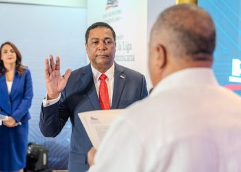 Momento en que toma juramento Víctor D´Aza