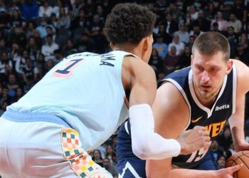 Nicolas Jokic busca marcar dos puntos frente a la oposición Víctor Wembanyama
