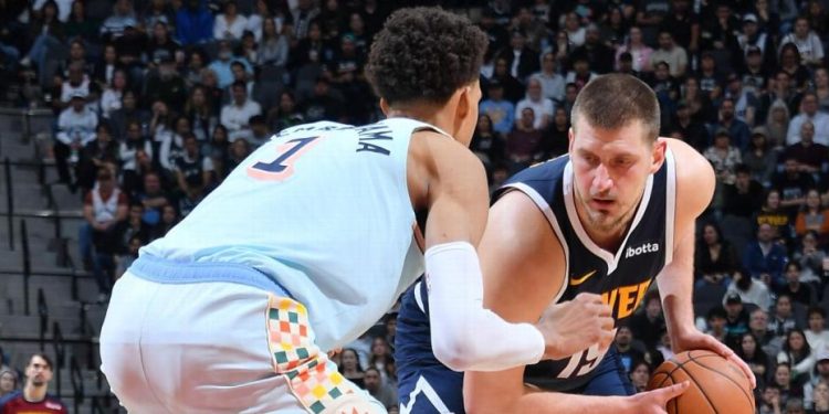 Nicolas Jokic busca marcar dos puntos frente a la oposición Víctor Wembanyama