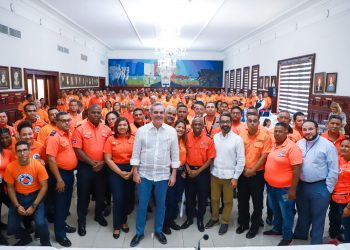 Presidente Luis Abinader y voluntarios de la Defensa Civil