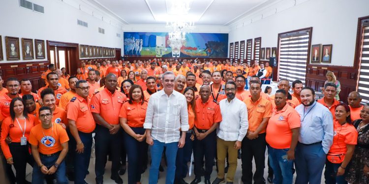 Presidente Luis Abinader y voluntarios de la Defensa Civil