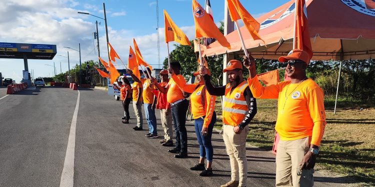 Voluntarios de la Defensa Civil