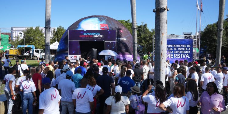 Cientos de asistentes al Domo Interactivo del INDOTEL en La Vega