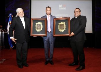 Guido Gómez Mazara entrega reconocimientos a los Padre Jeovanny Pujols y Guillermo Perdomo.