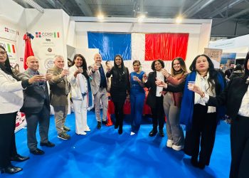 La presidente de la CCRDI, Nancy Polanco, junto a la comisión de comercio en Feria Milano BIT 2025