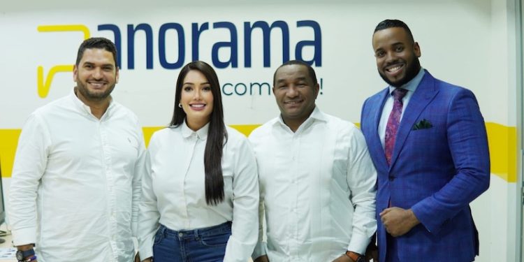 Manolo Ozuna y la comunicadora Anabell Alberto