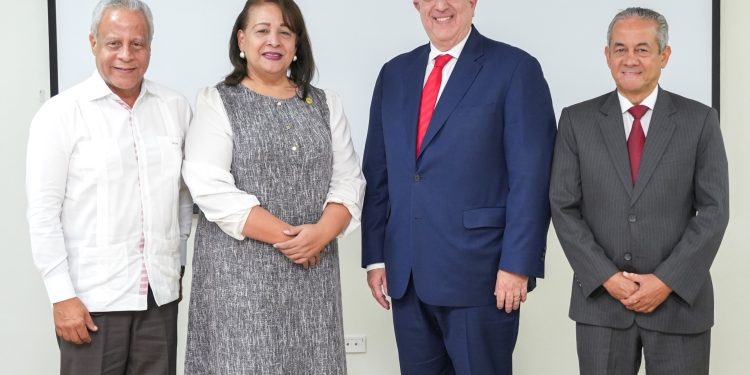 Principal. Francisco Sánchez, Marilyn Díaz, Magín Díaz y José Francisco Deschamps