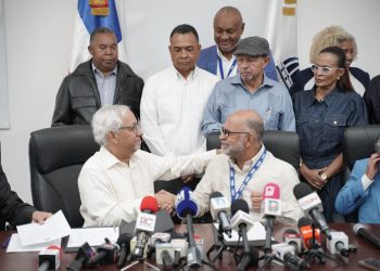 ministro Ángel Hernández y el presidente de la ADP, Eduardo Hidalgo