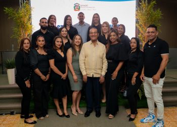Antonio Martes junto a jóvenes de Santiago Rodríguez