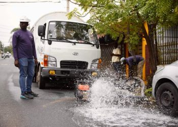 Brigadas de la CAASD trabajando avería