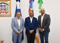 El comisionado de Béisbol, Junior Noboa junto a Roberto Hernández Basilio, director de prisiones, y el exlanzador Miguel Batista