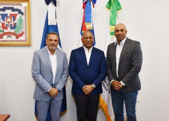 El comisionado de Béisbol, Junior Noboa junto a Roberto Hernández Basilio, director de prisiones, y el exlanzador Miguel Batista