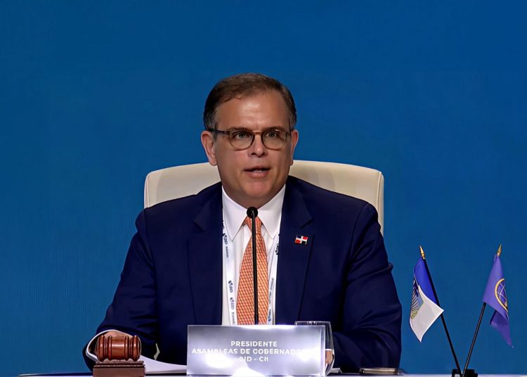 El ministro de Hacienda, Jochi Vicente, durante su participación en el evento, realizado en Santiago de Chile.