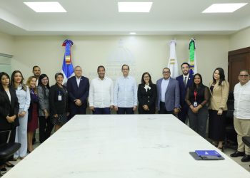 El presidente del Conadis, Benny Metz, y el ministro MAP, Sigmund Freund, junto a sus equipos de trabajo. (1)