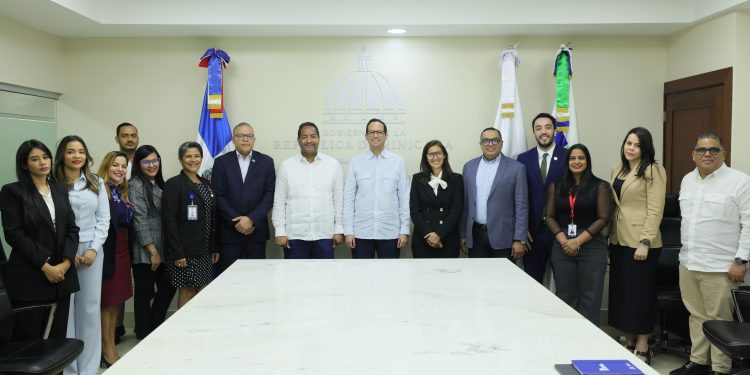 El presidente del Conadis, Benny Metz, y el ministro MAP, Sigmund Freund, junto a sus equipos de trabajo. (1)