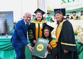 Ricardo de los Santos y estudiantes graduadas
