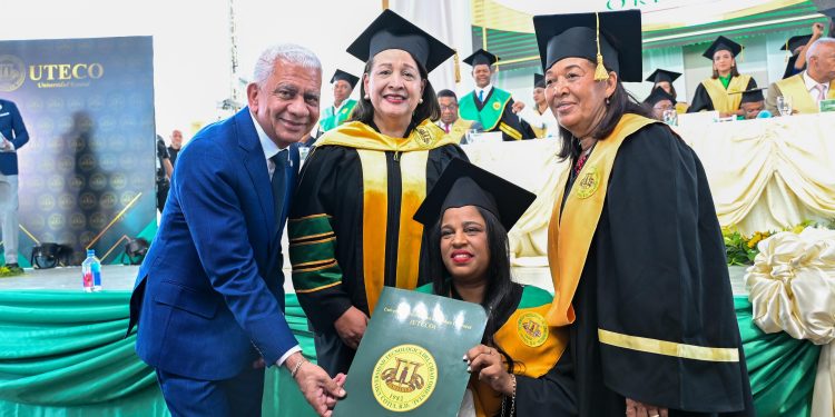 Ricardo de los Santos y estudiantes graduadas