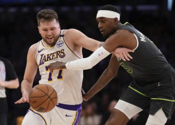 Jaden McDaniels marca a Luka Doncic