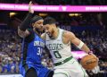 Jayson Tatum supera a Wendell Carter Jr.