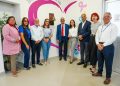 El director del Programa de Medicamentos de Alto Costo, doctor Carlos Sánchez, y el vicepresidente del PARLACEN, Ramón Emilio Goris, y otras personalidades en el Hospital Oncológicos del Nordeste.