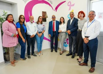 El director del Programa de Medicamentos de Alto Costo, doctor Carlos Sánchez, y el vicepresidente del PARLACEN, Ramón Emilio Goris, y otras personalidades en el Hospital Oncológicos del Nordeste.