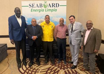 Al centro, Tony Reyes, junto a Fernando Geraldino y Armando Rodríguez, Fernando Teruel, José El Grillo Vargas y el periodista Olivo de León.