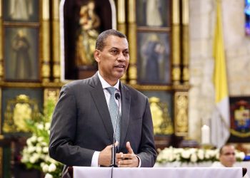 Guido Gómez Mazara en Eucarístia telecomunicaciones