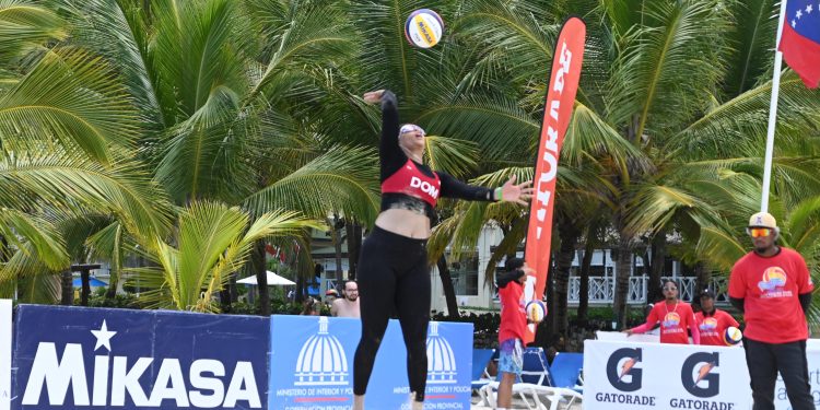 Julibeth Payano realiza un saque