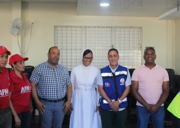 Sor Mercy y director de Infraestructura escolar