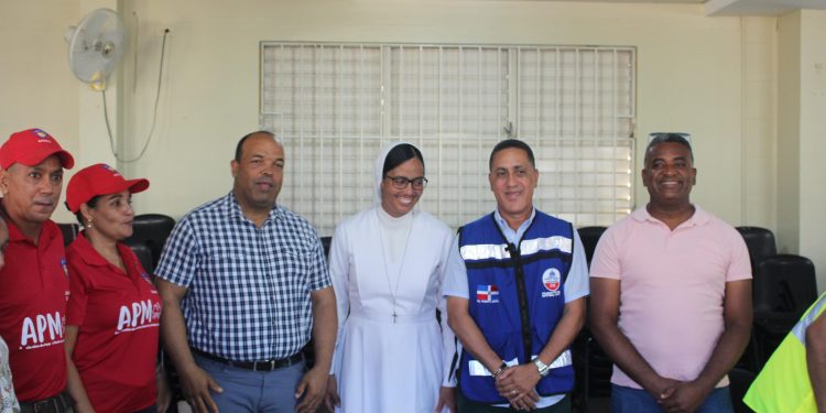Sor Mercy y director de Infraestructura escolar