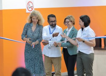 Gabriela Alvarado, representante del WFP en República Dominicana y Juan Salas, director de la Defensa Civil, durante inauguración de nuevo almacén de la institución de socorro