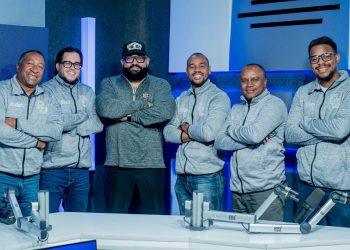 Angel Aroboy Santana junto a miembros de Diamante Deportivo