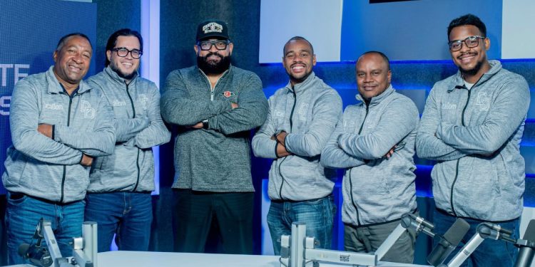 Angel Aroboy Santana junto a miembros de Diamante Deportivo