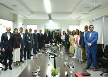 JCE muestra nueva cédula a Cámara de Comercio
