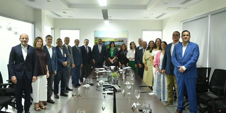JCE muestra nueva cédula a Cámara de Comercio