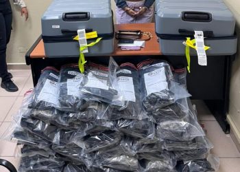 mujer maletas de marihuna