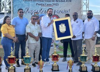 Entrega placa a Pereyra, recibe Miñoso