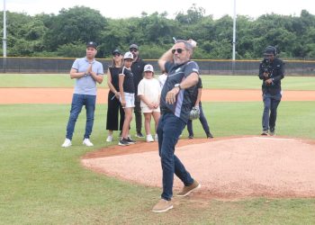 Junior Noboa lanza primera bola