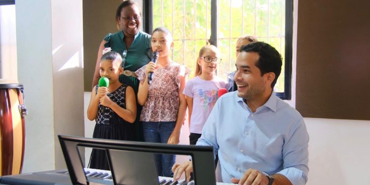 Omar toca piano