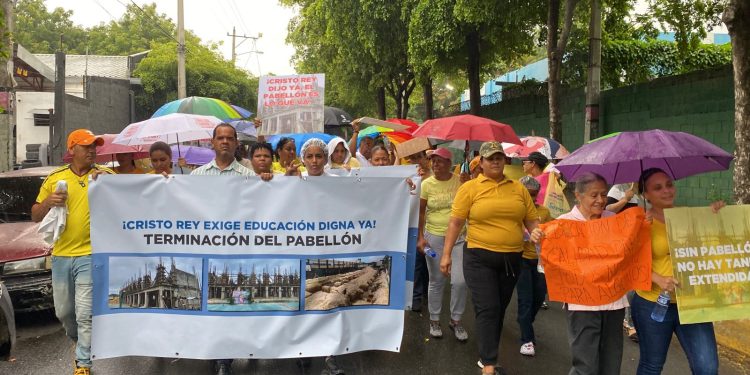 Padres de Cristo Rey Exige terminación de pabellón