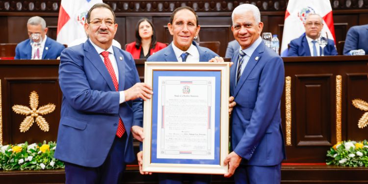 Senado reconoce a Cruz Jiminian